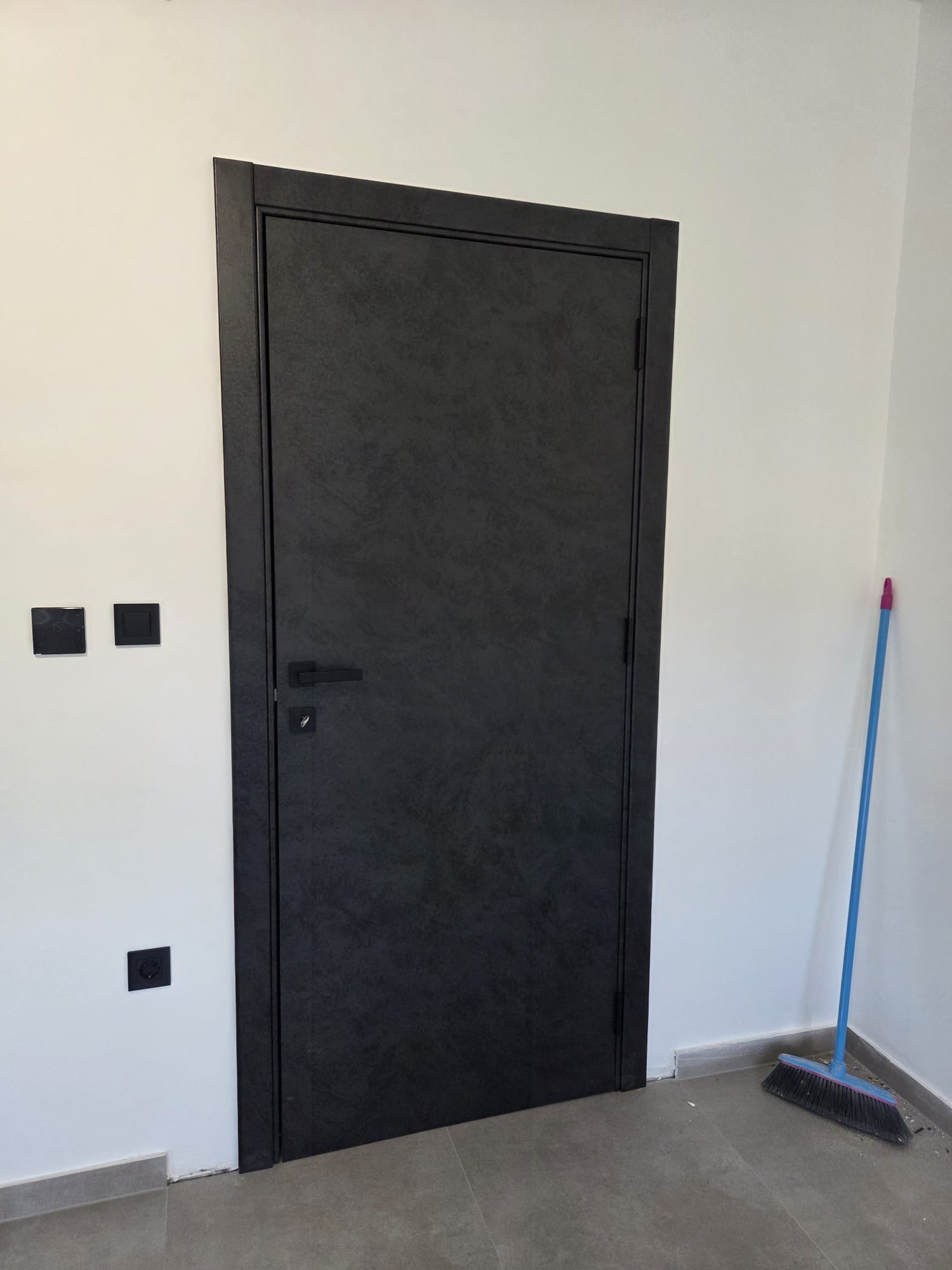 Detalj gotove ugradnje vrata